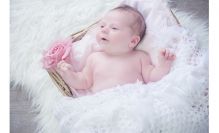 Séance photo naissance bébé fille à Bandol dans le var 83